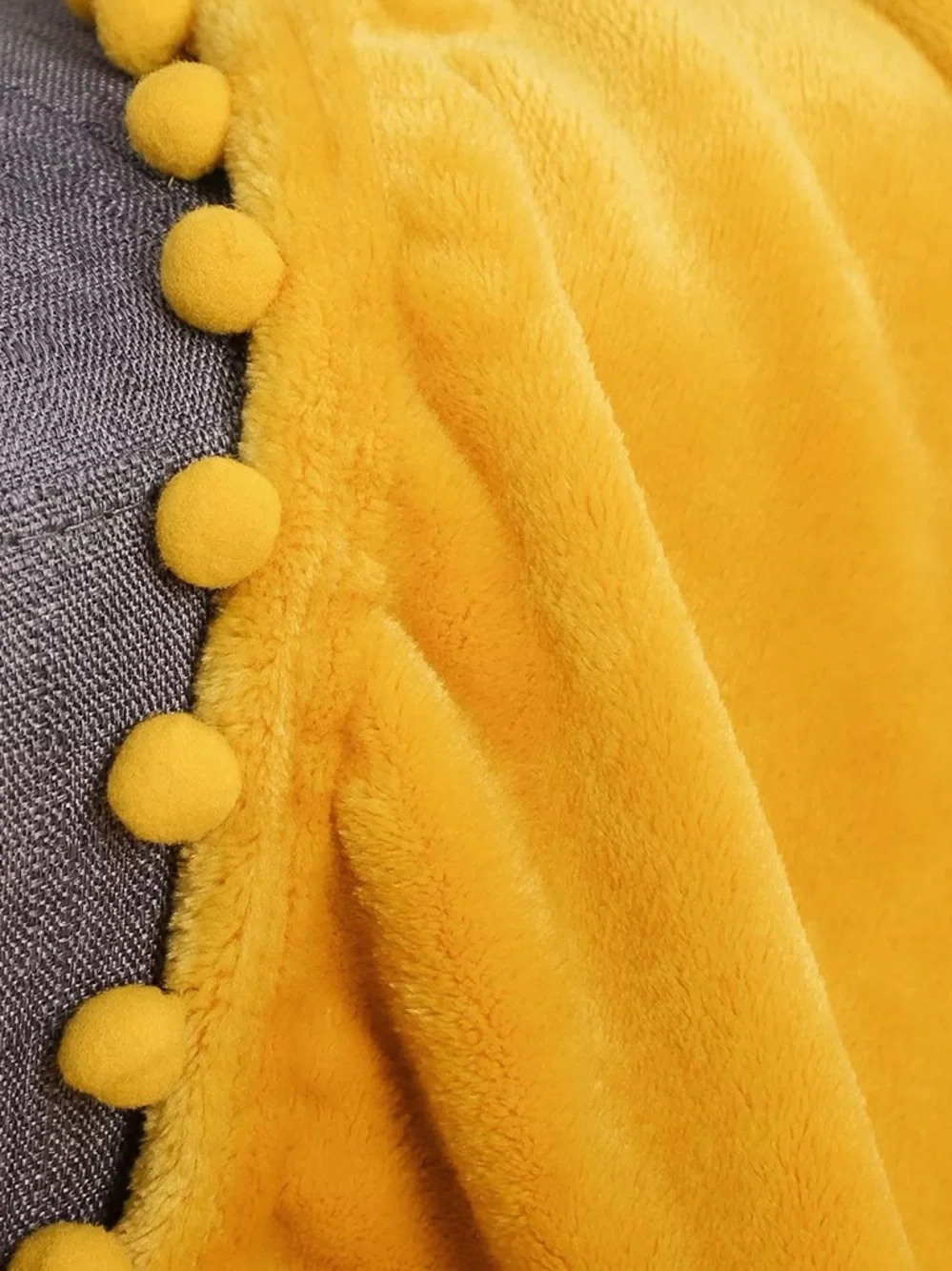 Pom Pom Throw